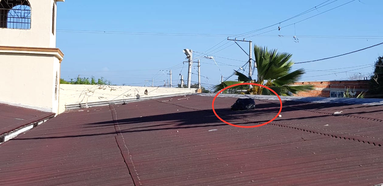 Bolsa de basuras tirada en el techo de la parroquia.