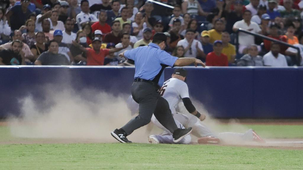 Erick Salcedo pone en out a un vaquero, en segunda.