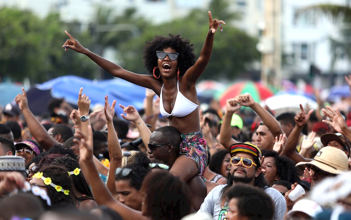 Alegría contagiosa en la playa Copacabana.