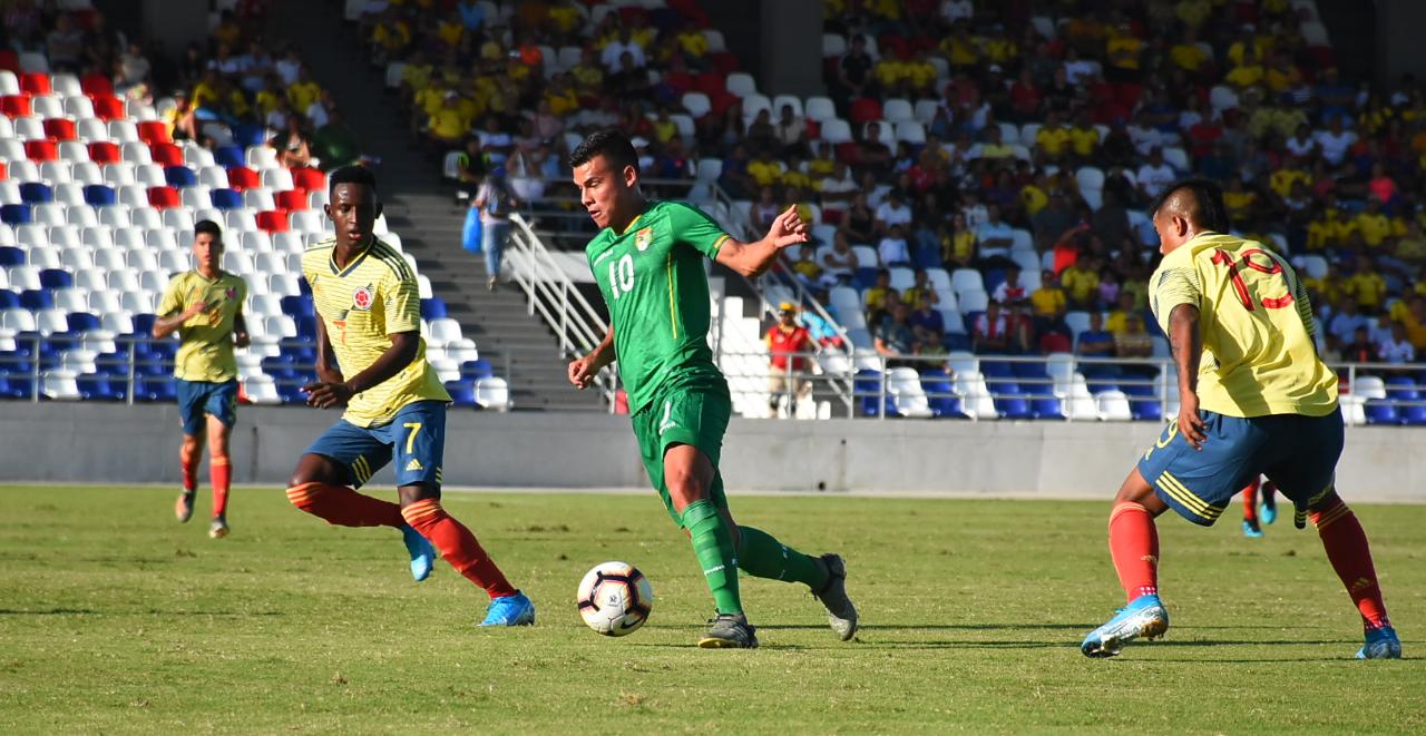 El volante boliviano Moisés Villarroel anotador del único gol del partido.