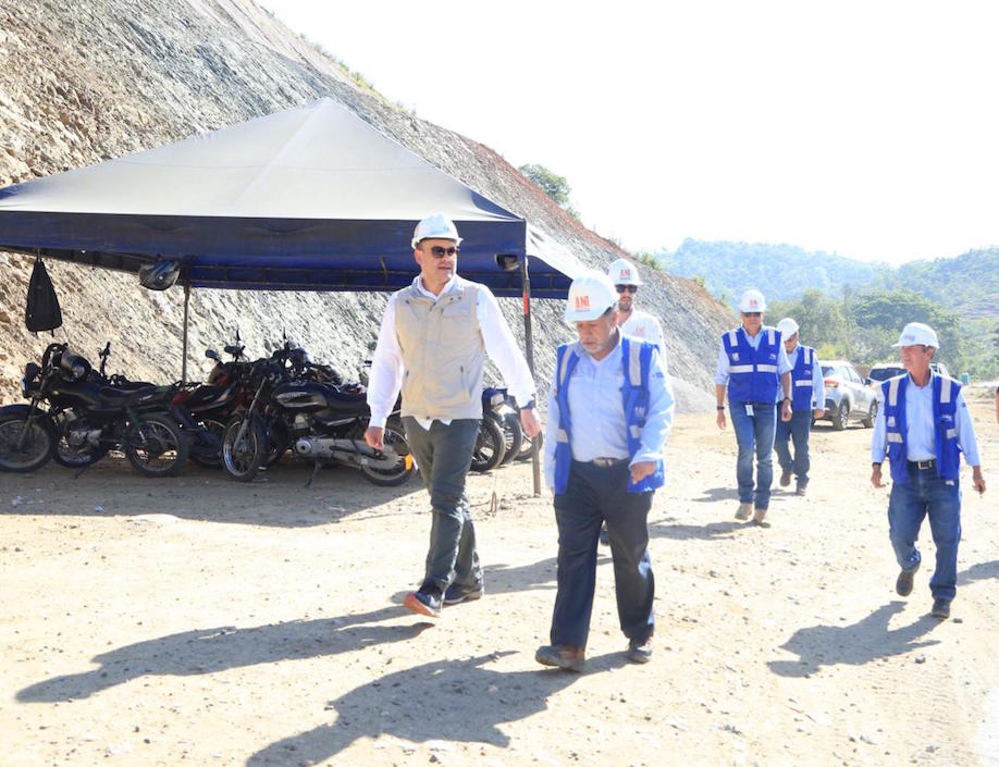 El presidente de la ANI Manuel Felipe Gutiérrez recorriendo las obras.