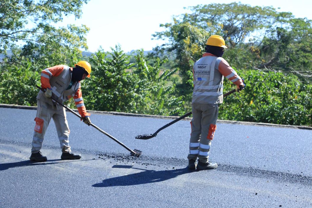 Operarios trabajando en la vía.