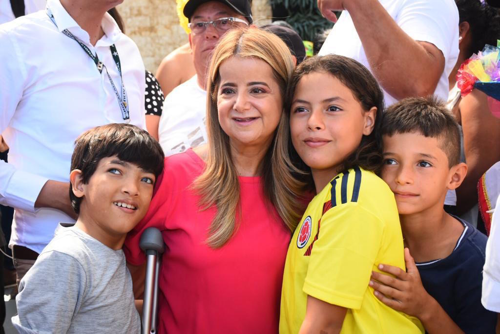 Menores galaperos recibiendo a la Gobernadora.