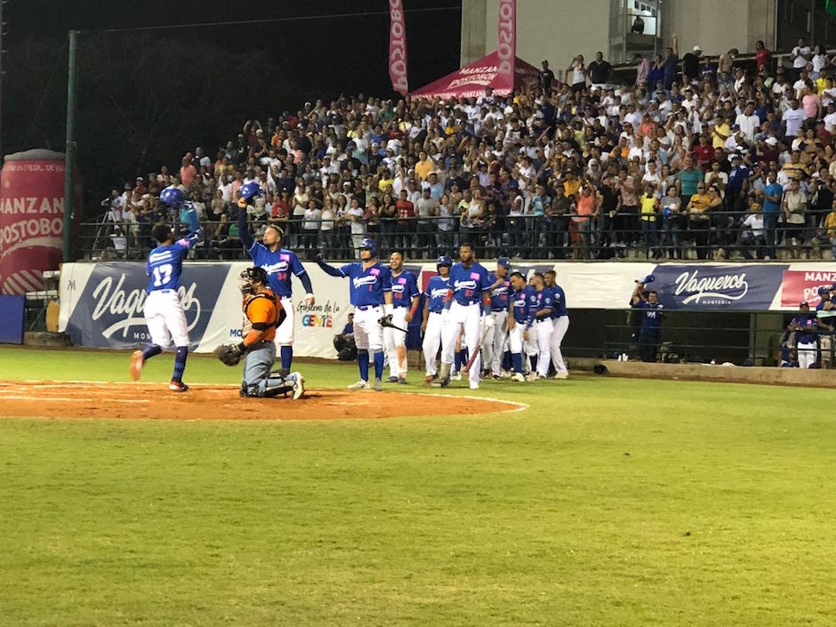 Jugadores de Vaqueros celebran el HR de Carlos Herrera en el primer inning.