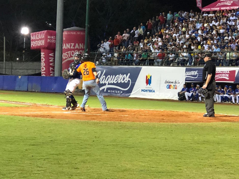 Erick Salcedo anota el descuento para el 4-1 en el segundo inning.