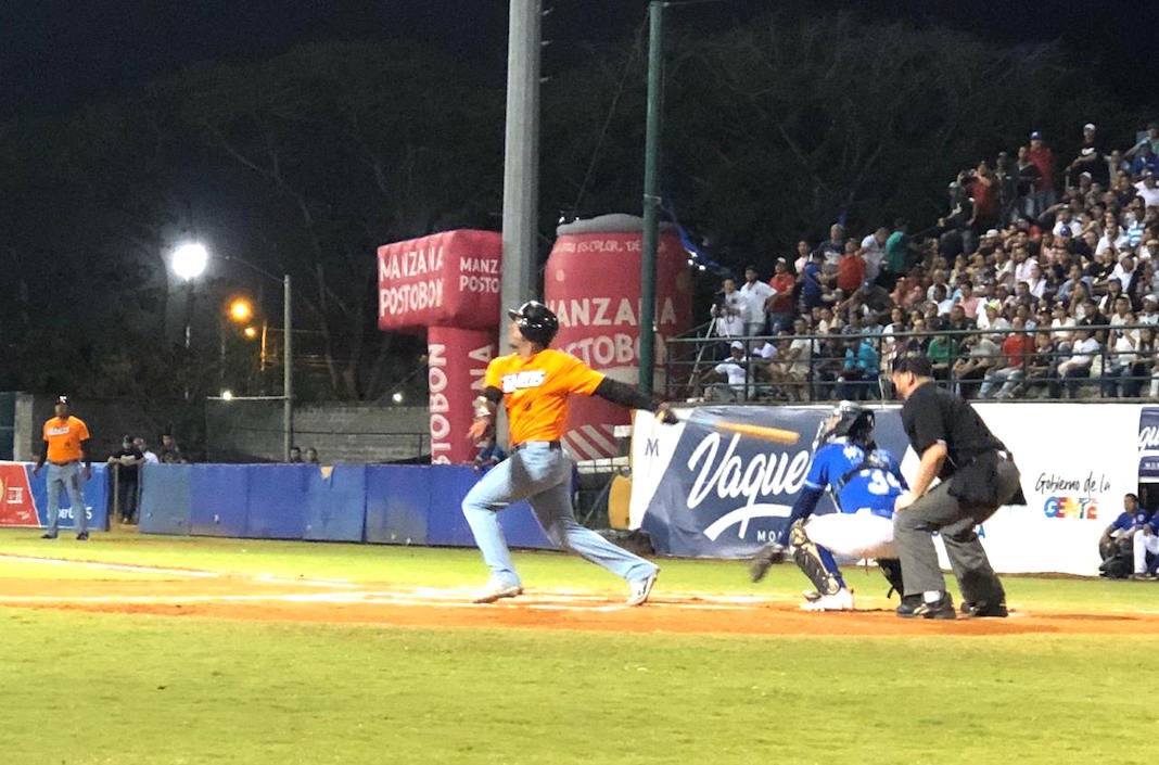 Leudys Báez consumiendo su turno al bate en el primer episodio.