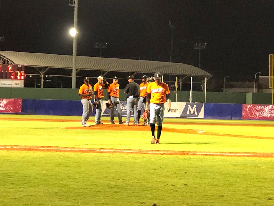 Jackson Solarte abandona el juego en el segundo inning tras recibir la fuerte ofensiva de Vaqueros.