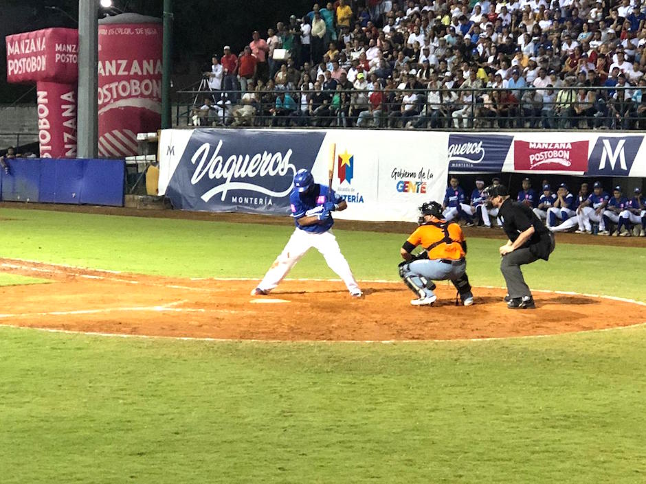 Jhonatan Solano mascotea ante un lanzamiento.