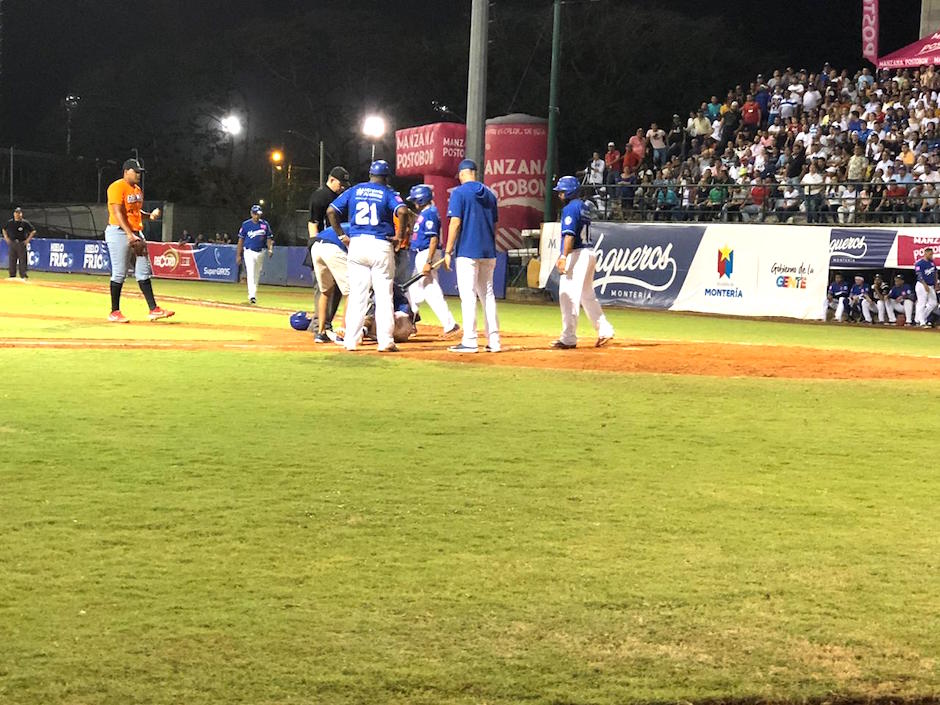 Arcivent Pérez es atendido tras recibir un pelotazo que significó la sexta carrera de Vaqueros en la parte baja del cuarto inning.
