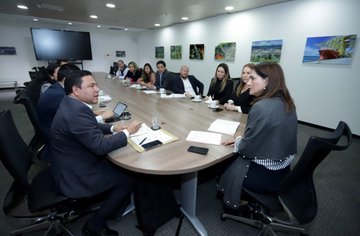 Wilman Vargas Altahona, alcalde de Puerto Colombia, dialoga con la Ministra de Transporte, Ángela María Orozco.