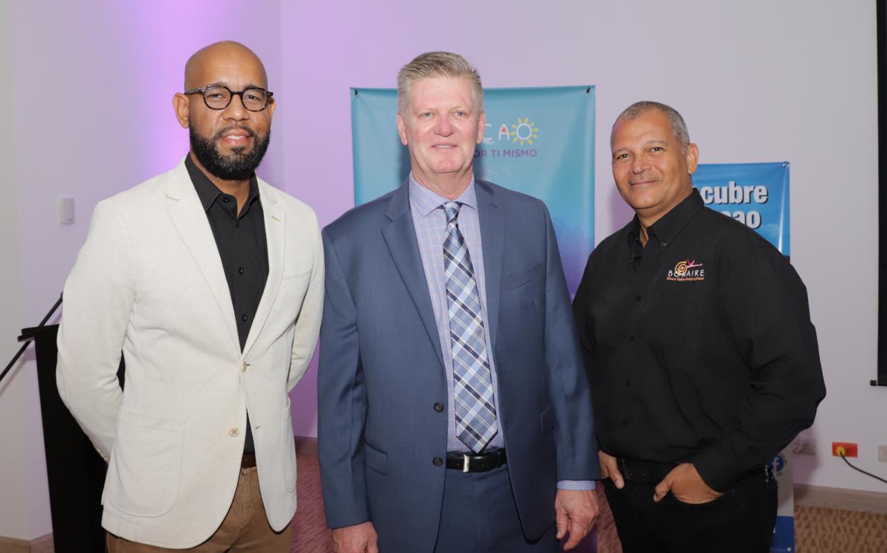 André Rojer, gerente regional para Sudamérica de la Oficina de Turismo de Curazao; René Winkel, CEO de EZ Air;  y Delno Tromp, gerente de la Corporación de Turismo Bonaire.