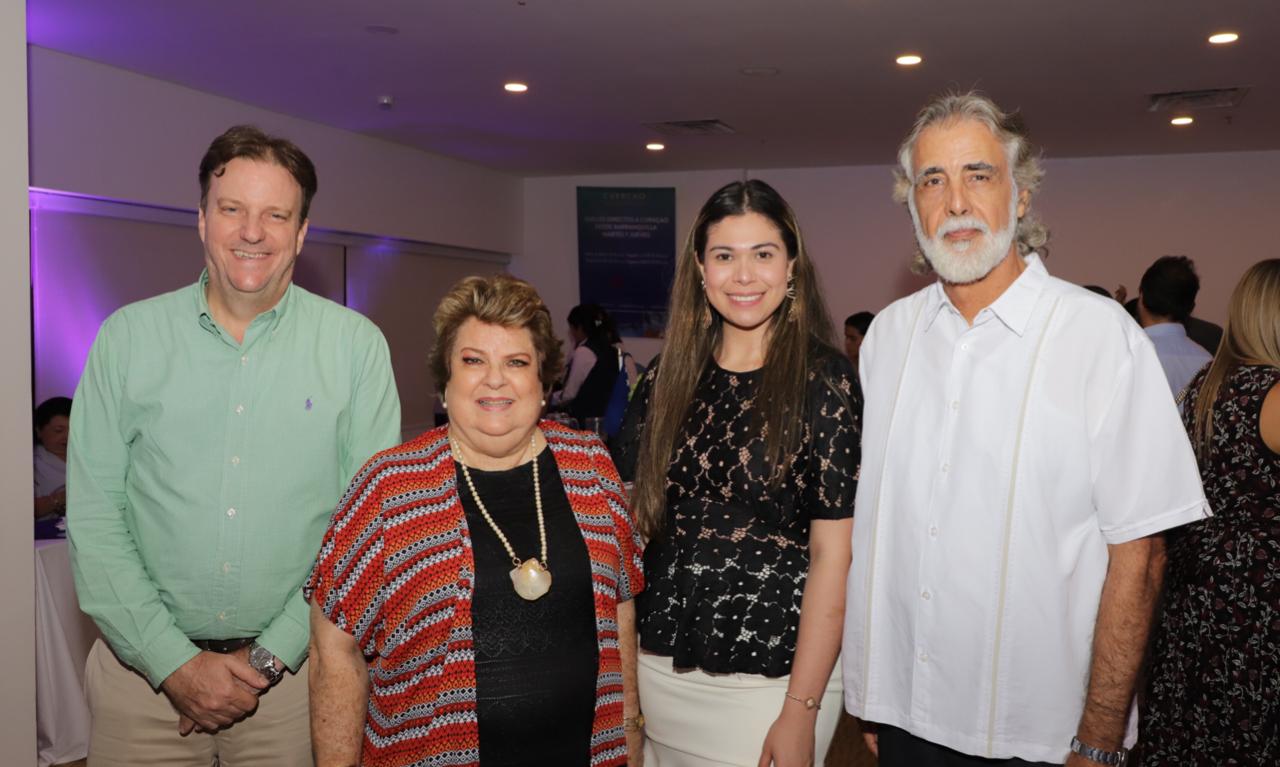 El director comercial del Grupo Aeroportuario del Caribe, Marcel. Di Muzio, Silvia Bischoff Cortissoz, nieta de Ernesto Cortissoz, Tatiana Chacón, coordinadora comercial del aeropuerto, y Jaime Cortissoz nieto de Ernesto Cortissoz.
