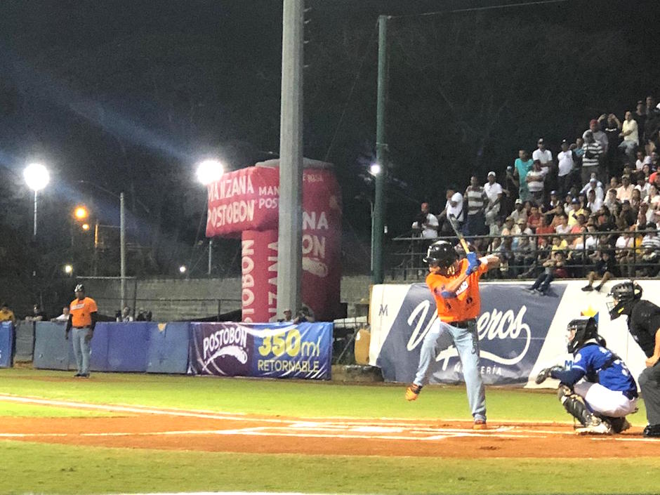 Leudys Báez, consumiendo un turno al bate.