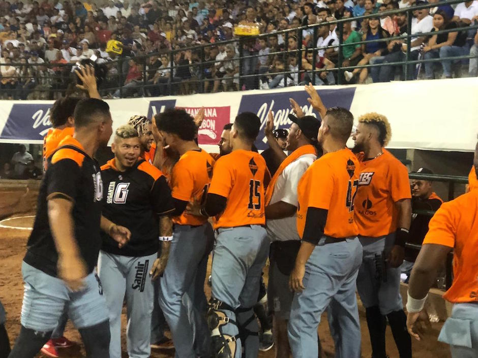 Leudys Báez festejando la tercera carrera de Gigantes.