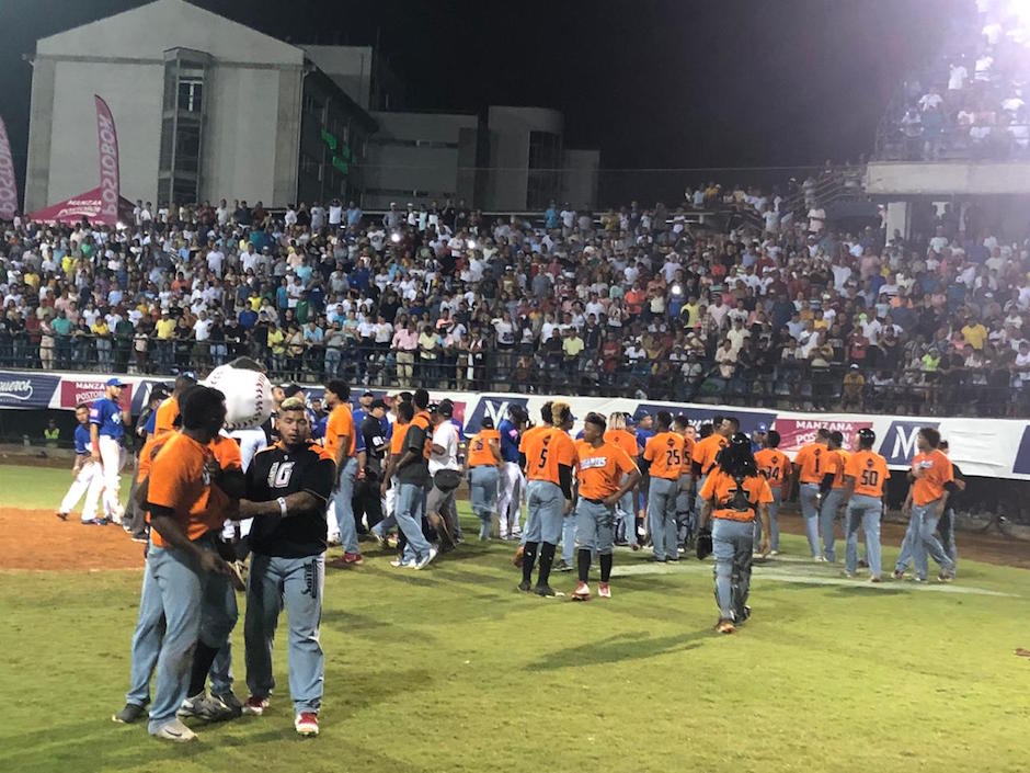 Escaramuzas entre rivales al final del partido.