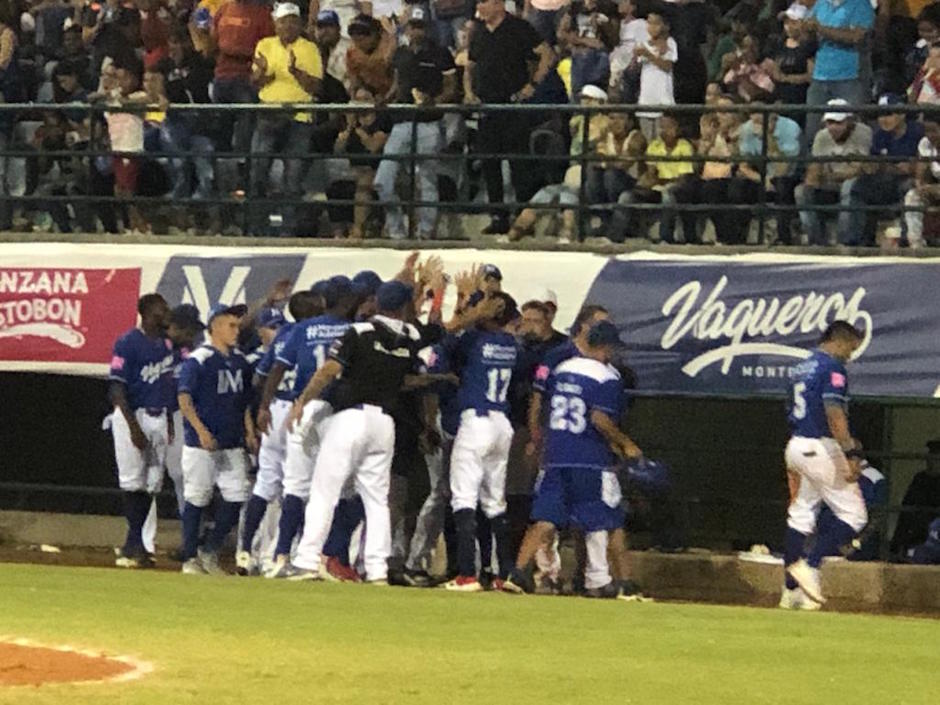 Vaqueros celebra tras su primera anotación.