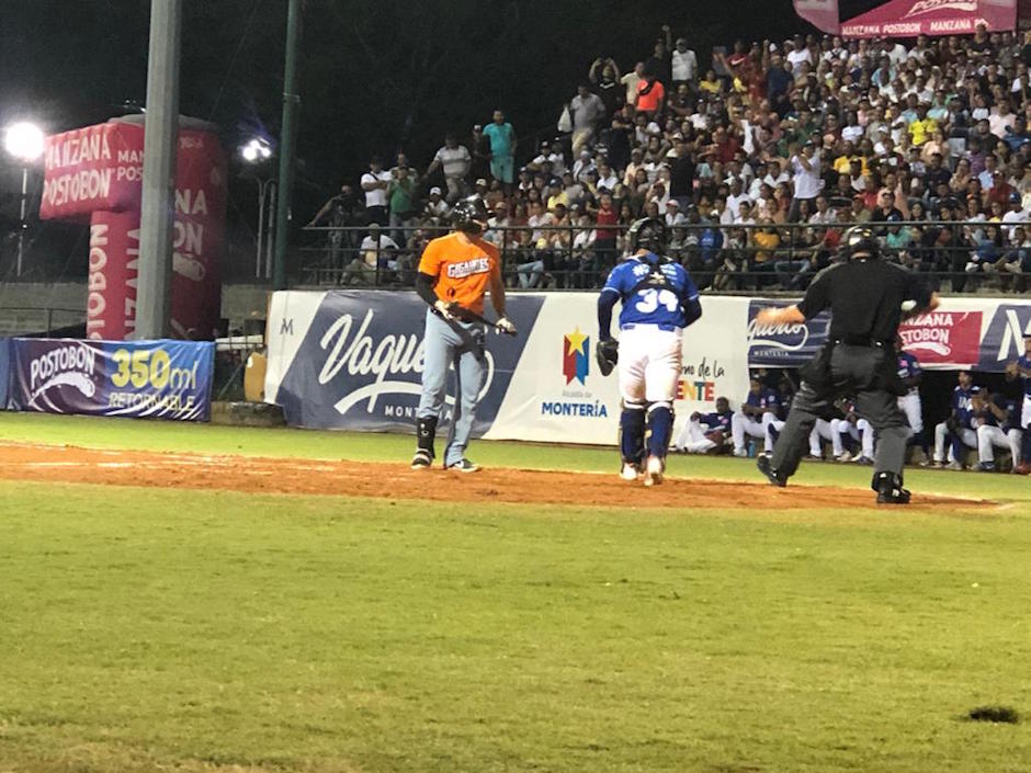 Bryant Flete tras ser ponchado en la tercera entrada.