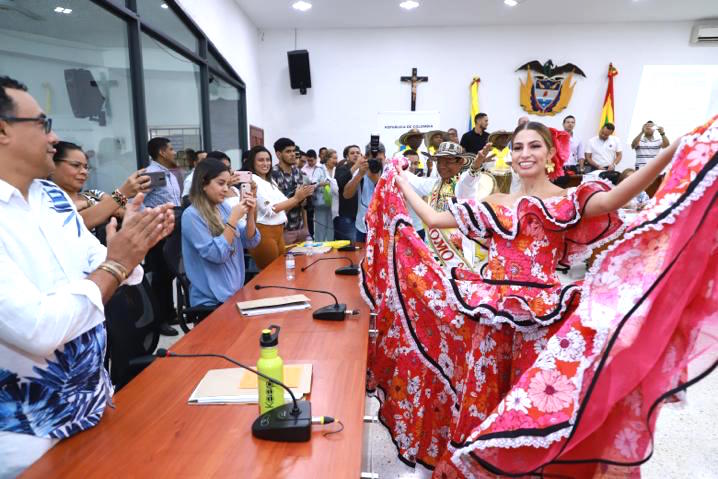 La Reina deleitando con su baile.