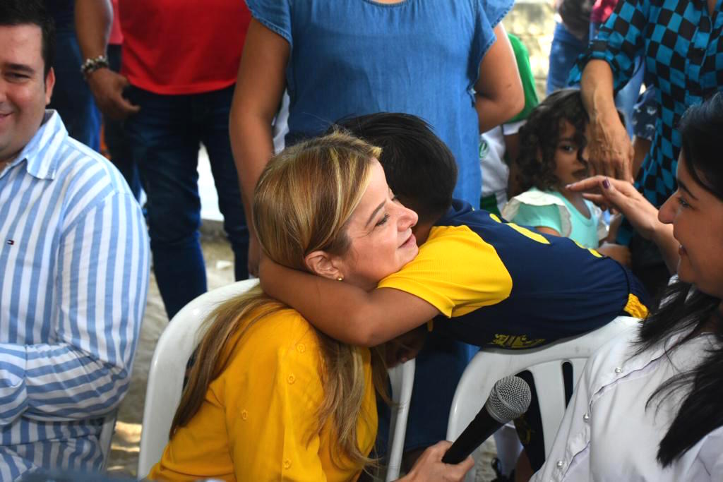 Niños saludando a la mandataria en Sabanagrande.