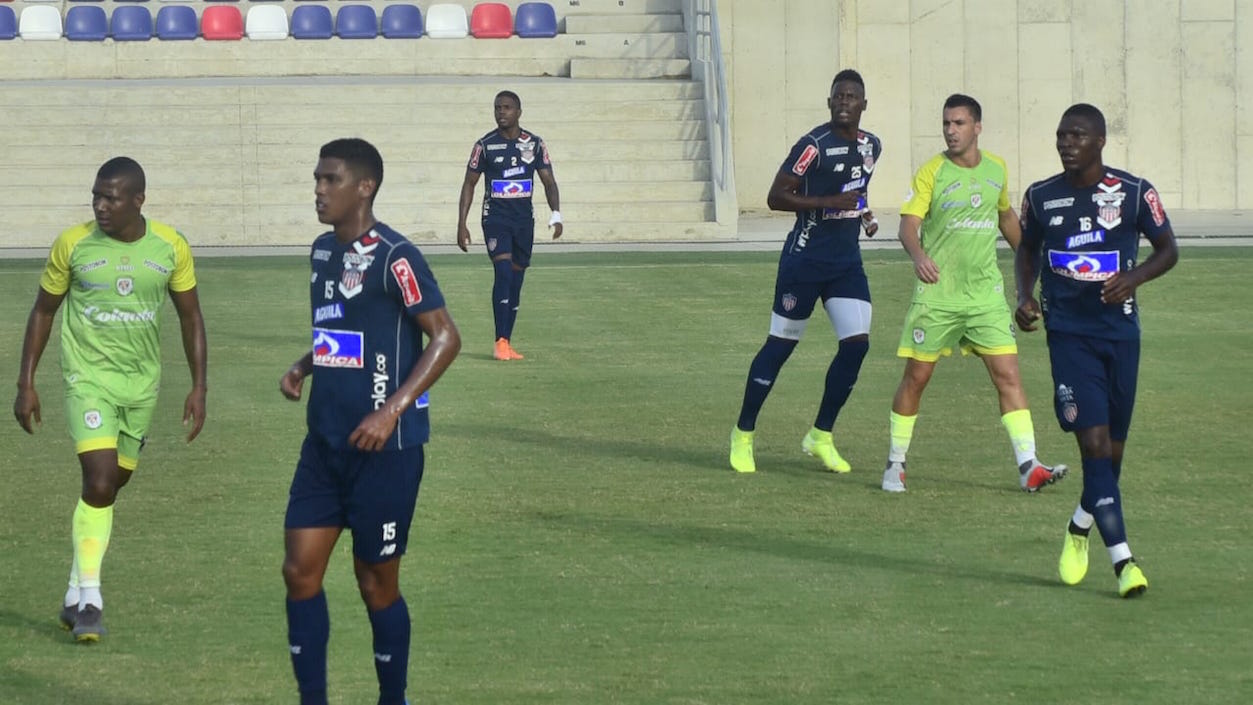 Germán Mera con las nuevas caras junioristas Jeison Angulo, Dany Rosero y Fabián Viáfara.