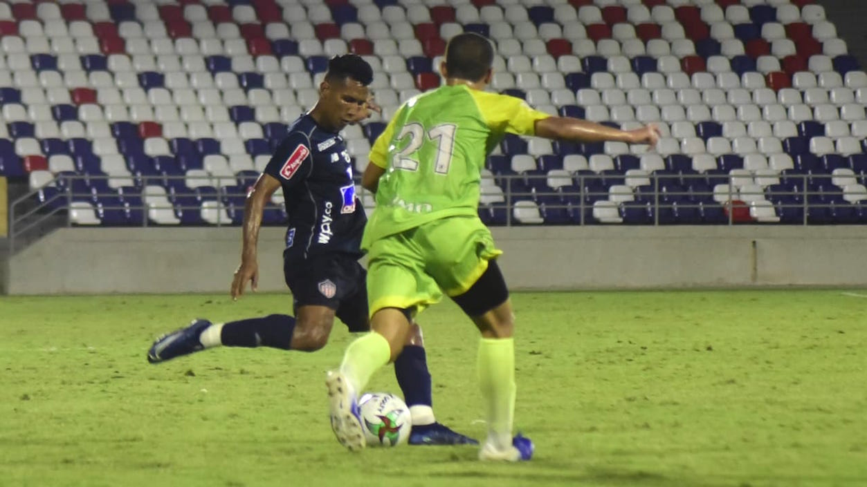 James Sánchez generando juego ofensivo.