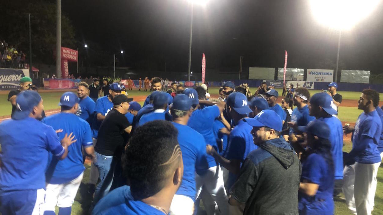 Peloteros de Vaqueros se confunden en abrazos de felicitaciones.