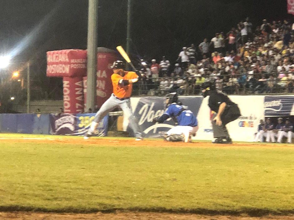 Andy Vásquez consumiendo un turno al bate.