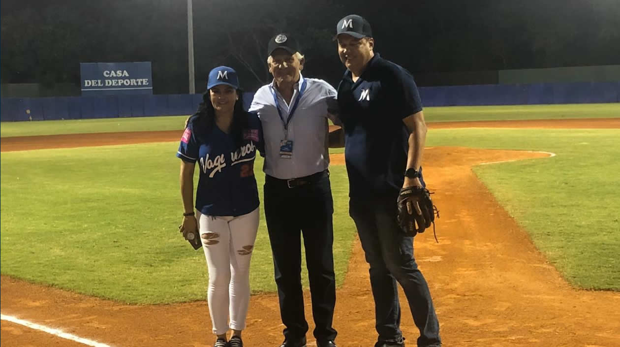 El reconocido dirigente del béisbol colombiano Pedro Salzedo hizo el lanzamiento de la primera bola.