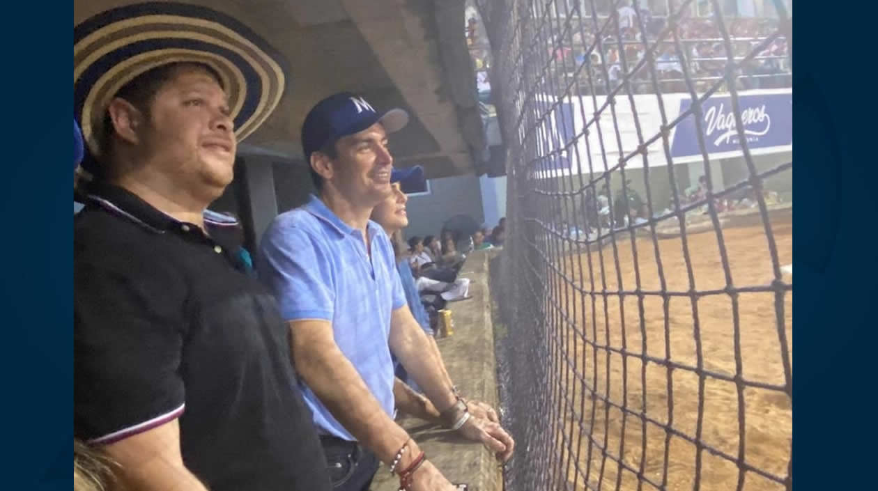 El Alcalde de Montería, Carlos Ordosgoitia y el Gobernador de Córdoba, Orlando Benitez, acompañando a Vaqueros en la tribuna.