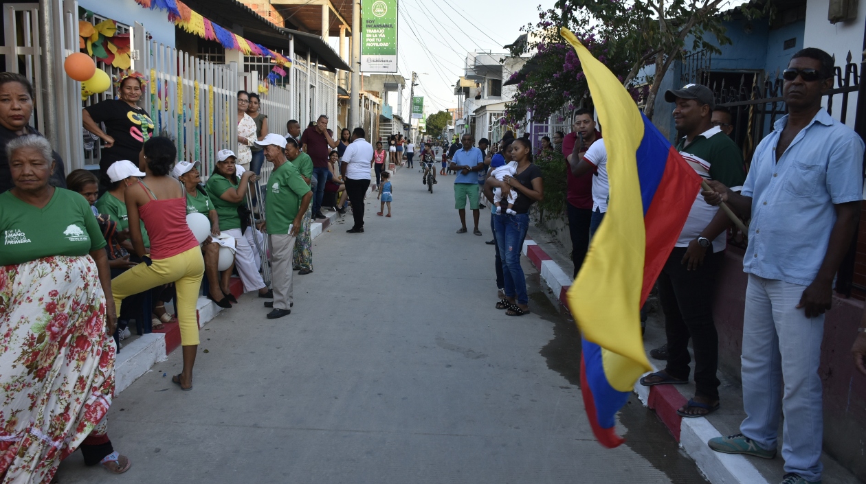 Los habitantes felices con las nuevas vías pavimentadas.