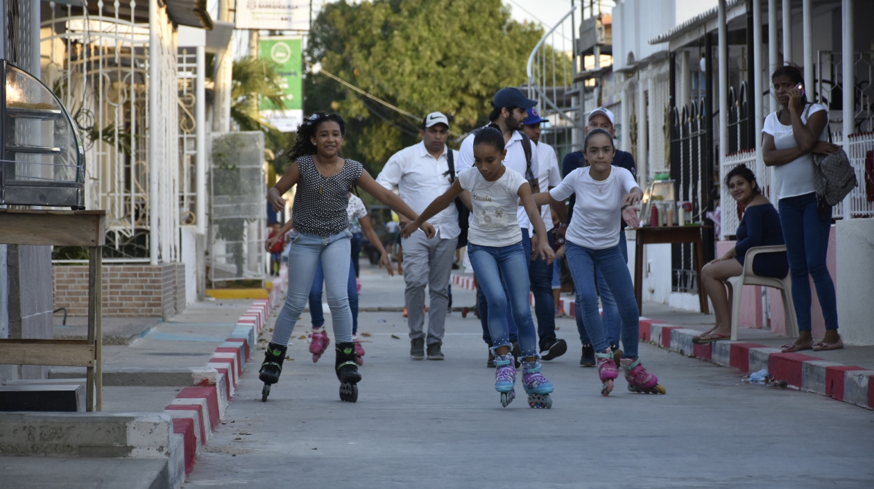 Los niños disfrutando de las nuevas vías pavimentadas.