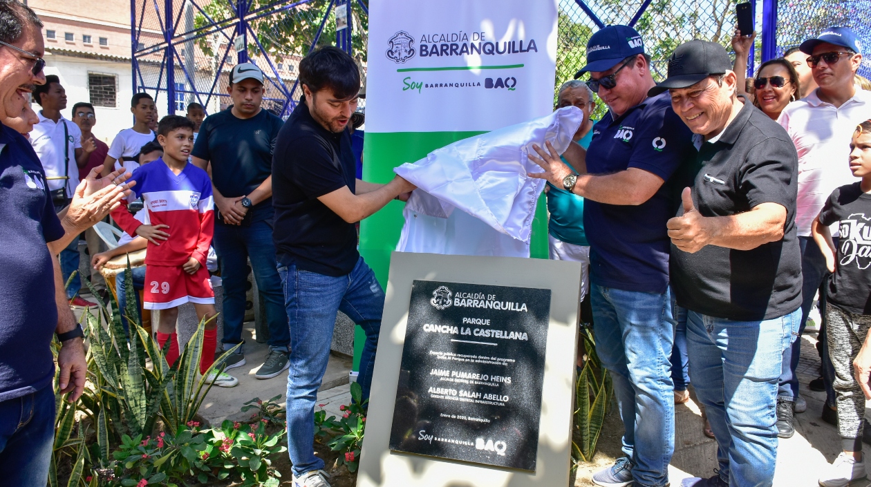 El Alcalde de Barranquilla, Jaime Pumarejo y el gerente de la ADI, Alberto Salah, en el parque La Castellana, en Barrio Abajo.