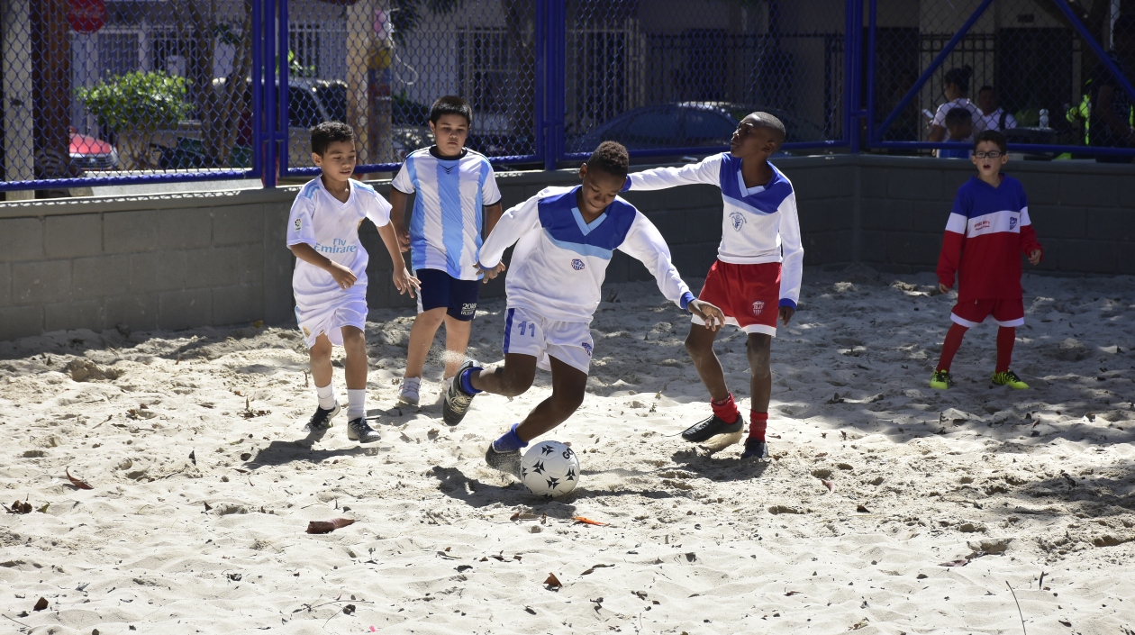 Los niños en la cancha del parque La Castellana, en Barrio Abajo.