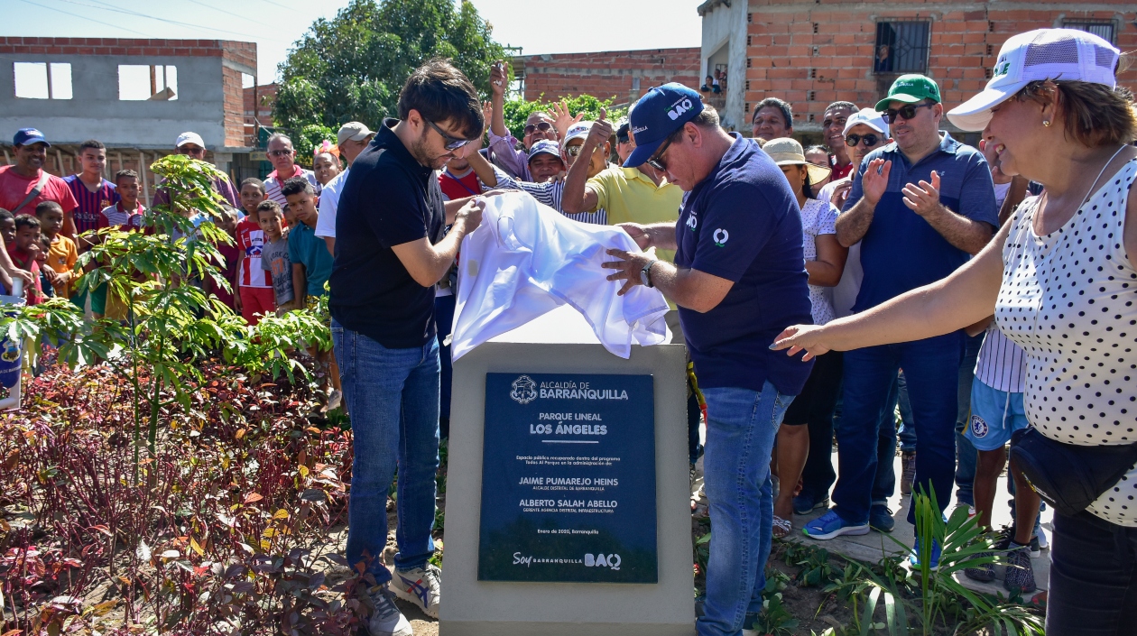 El Alcalde de Barranquilla, Jaime Pumarejo y el gerente de la ADI, Alberto Salah, en el parque lineal del barrio Los Ángeles.