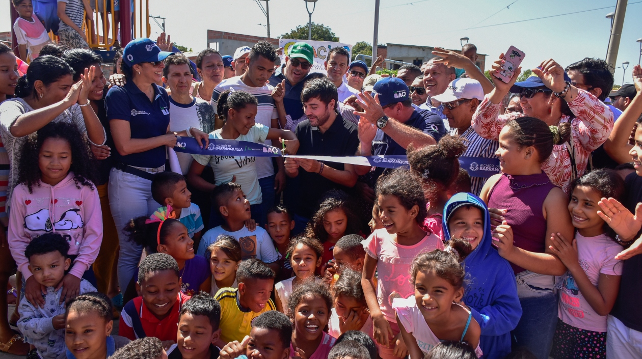 El Alcalde de Barranquilla, Jaime Pumarejo y el gerente de la ADI, Alberto Salah, en el parque lineal del barrio Los Ángeles.