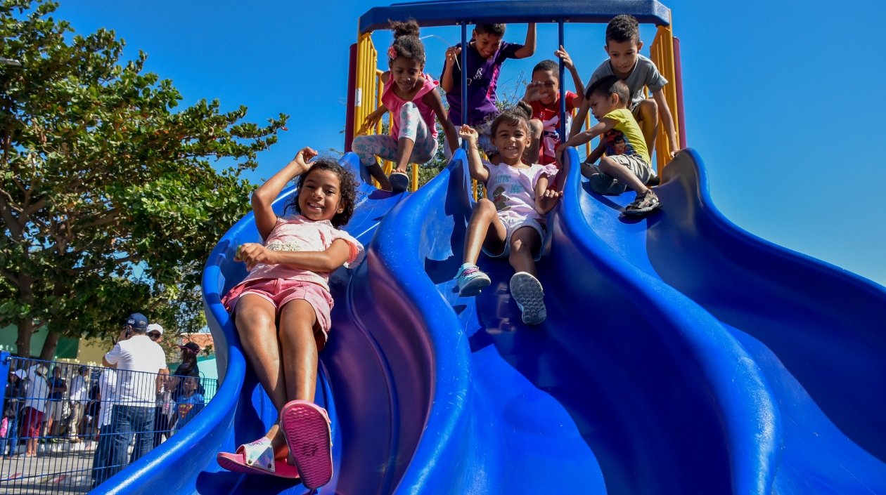 Los niños en el parque lineal del barrio Los Ángeles.