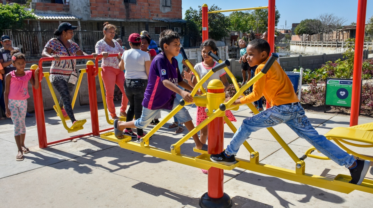 Los niños en el parque lineal del barrio Los Ángeles.