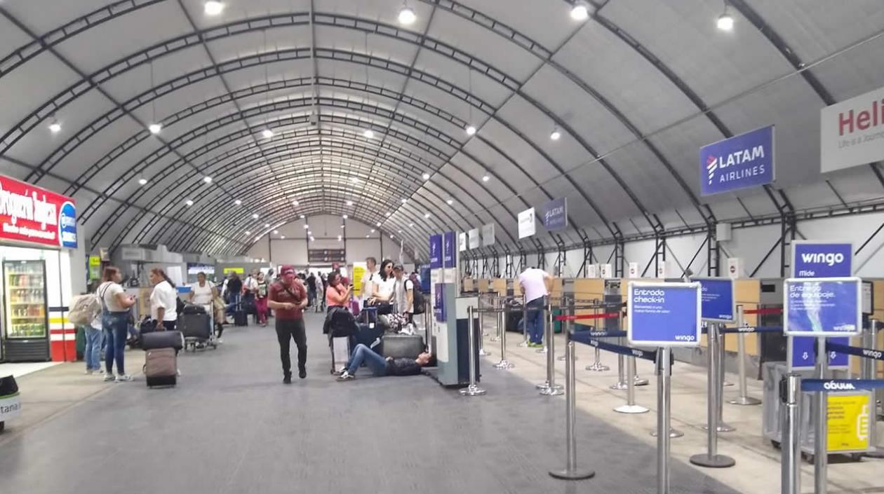 La improvisada zona de check in del aeropuerto, en donde duermen en el suelo los usuarios.