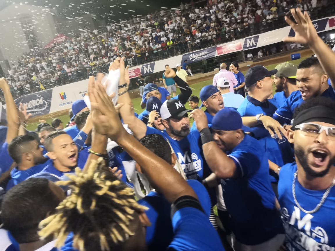 Guillén durante la celebración con los peloteros de Vaqueros. 