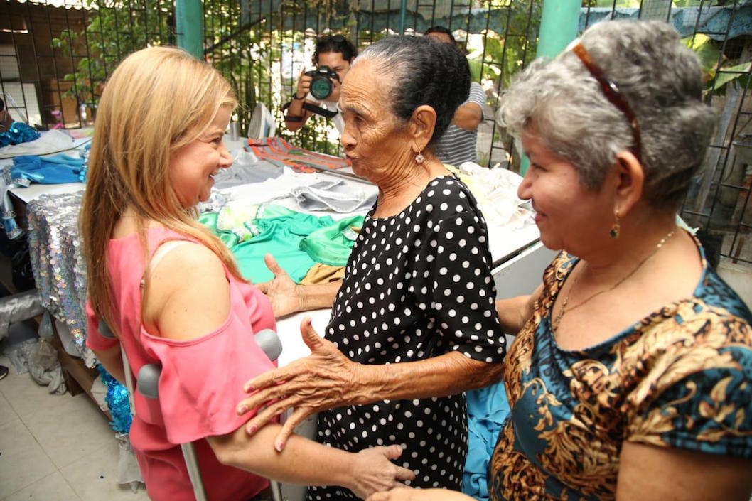 Dialogando con las costureras.