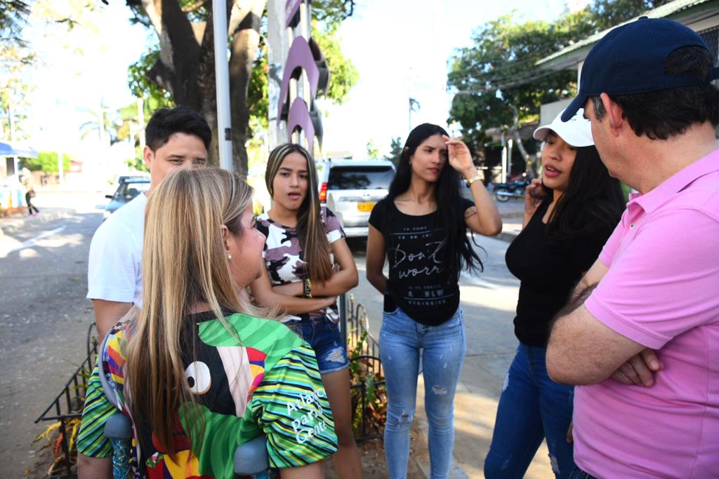 Estudiantes expresando su deseo del reinicio de clases.