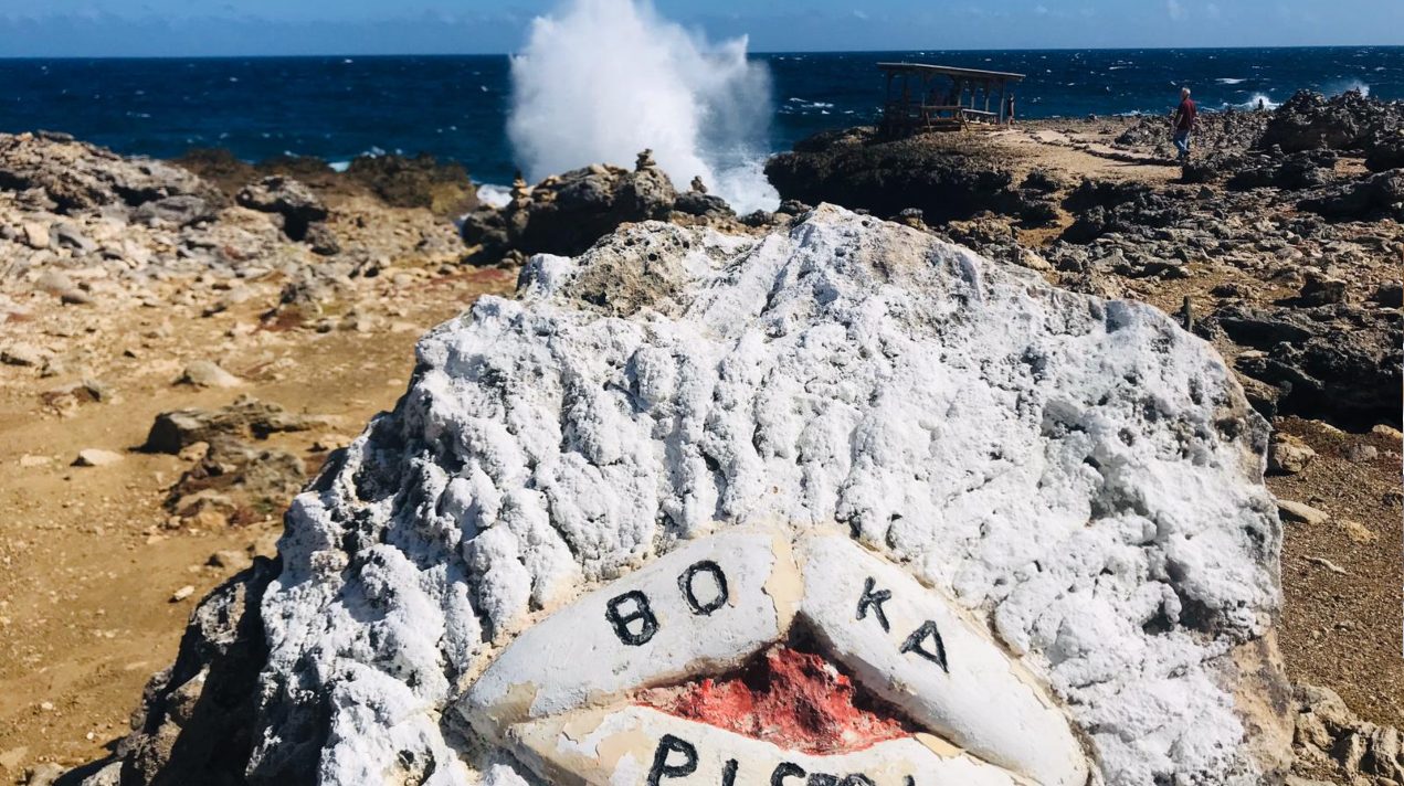 El mar choca contra la costa rocosa de la isla de Curazao, en la parte norte donde solo se puede observar el paisaje y no es posible nadar.