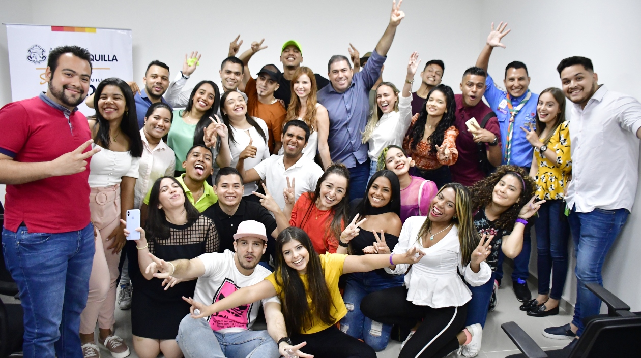 La primera dama de Barranquilla, Silavana Puello, junto a los jóvenes que participaron en la actividad.