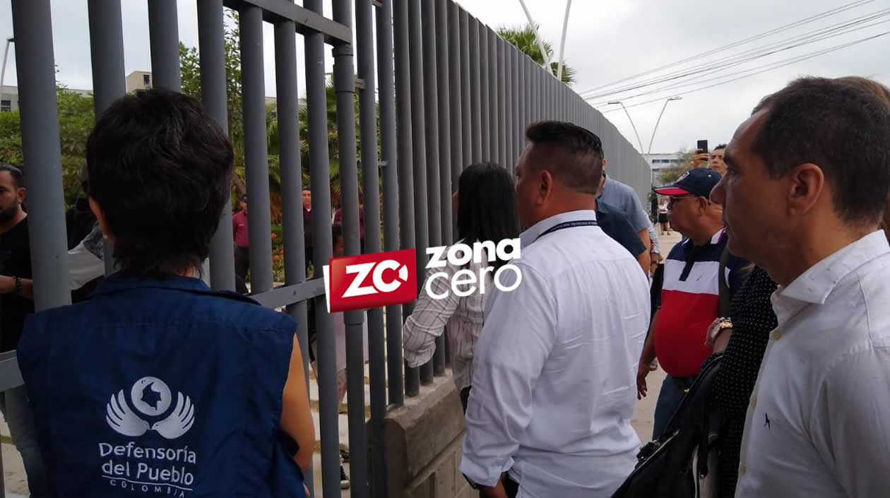 El rector encargado, Jorge Restrepo Pimienta, la Defensora del Pueblo, Alma Riquet, profesores y trabajadores.