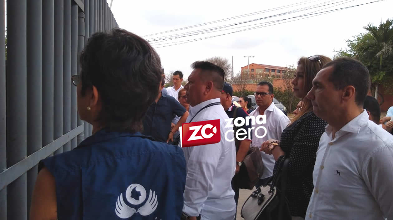 El rector encargado, Jorge Restrepo Pimienta, la Defensora del Pueblo, Alma Riquet, profesores y trabajadores.