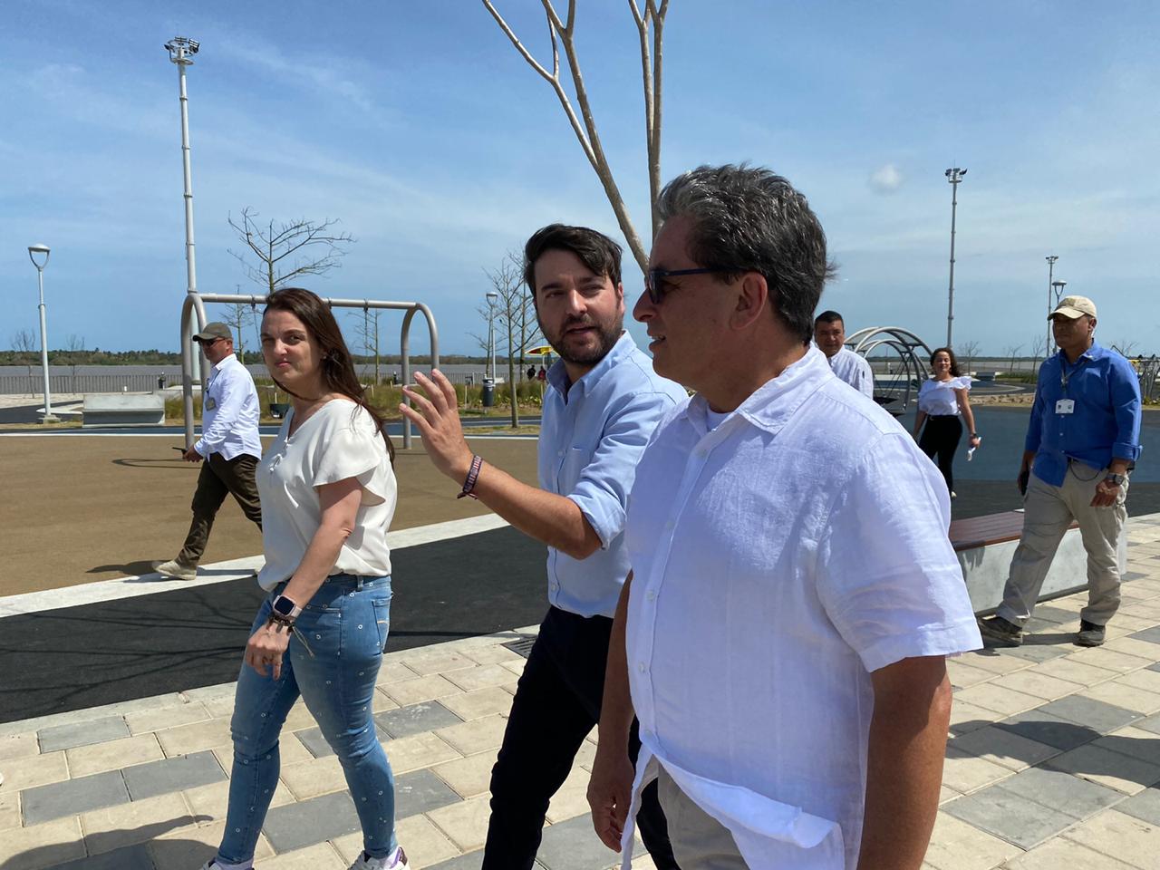 Prensa Alcaldía El ministro de Hacienda, Alberto Carrasquilla; el Alcalde Jaime Pumarejo y la Consejera de las Regiones, Karen Abudinen.