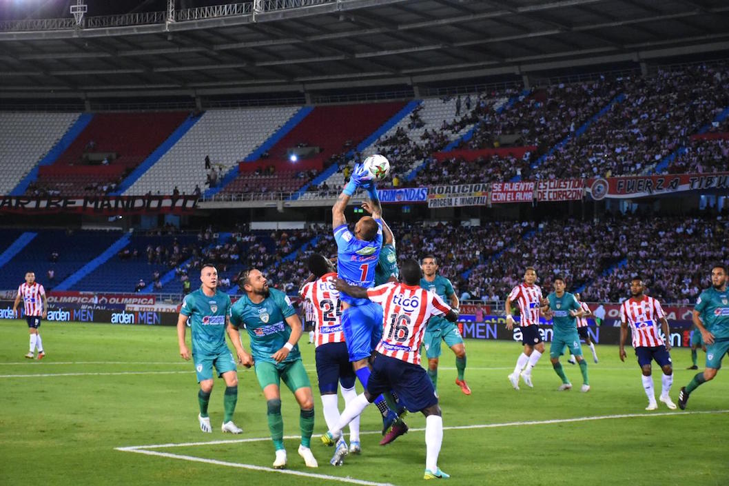 Diego Novoa controla el balón frente a Germán Mera y Dany Rosero.