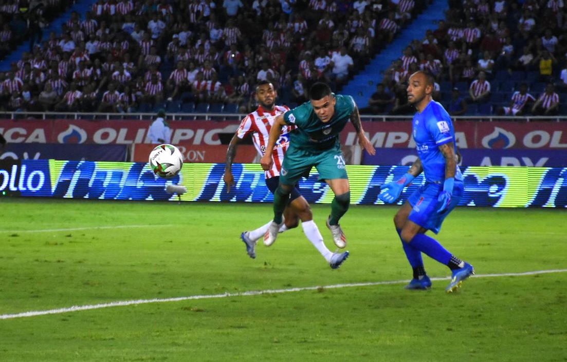 Walmer Pacheco despejando una jugada de peligro en el área visitante.