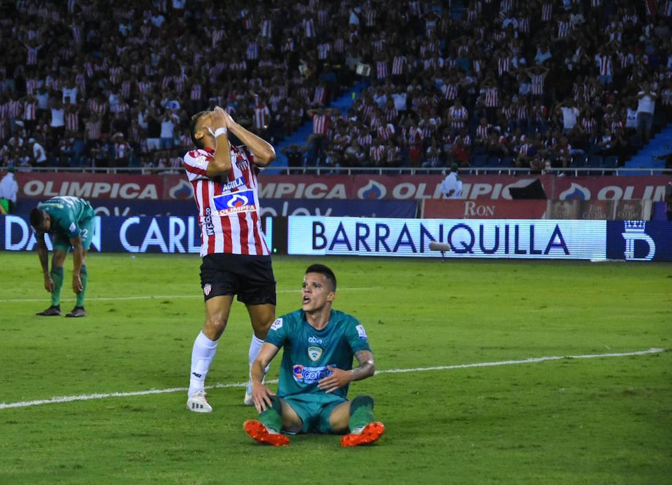 Teófilo Gutierrez lamentándose que el su remate salió ligeramente desviado.