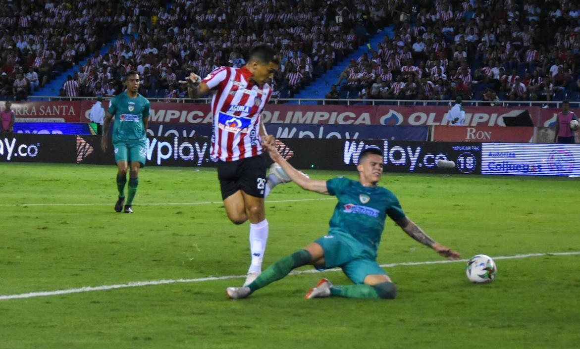 Teófilo Gutiérrez remata de taquito en lo que pudo ser un golazo.